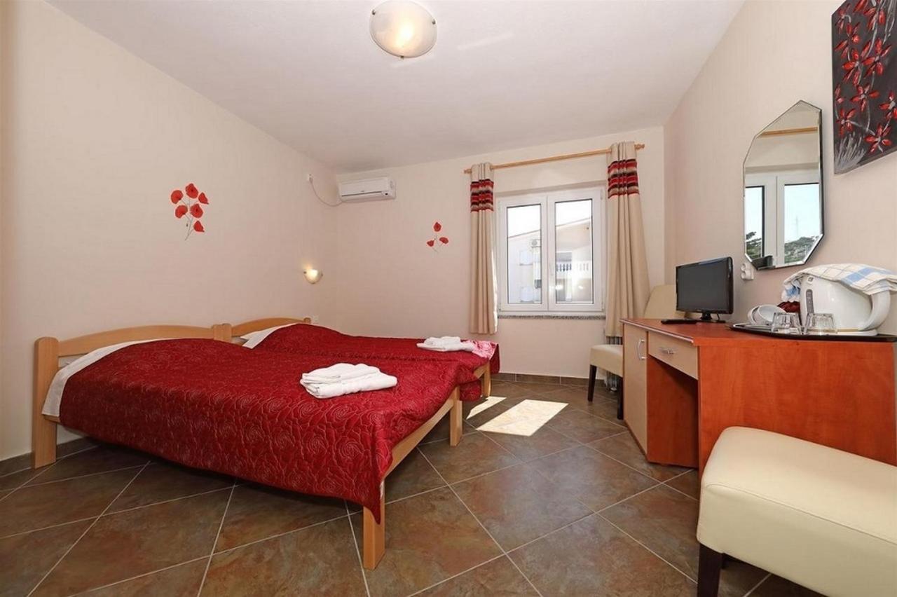 Apartments And Rooms By The Sea Stara Novalja, Pag - 6303 外观 照片